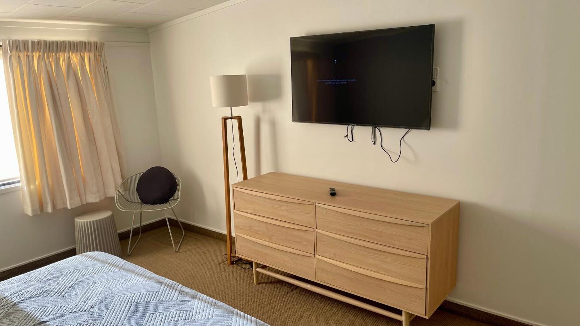 فندق ذا نوتيلوس نابيير المظهر الخارجي الصورة A flat screen television mounted on a wall