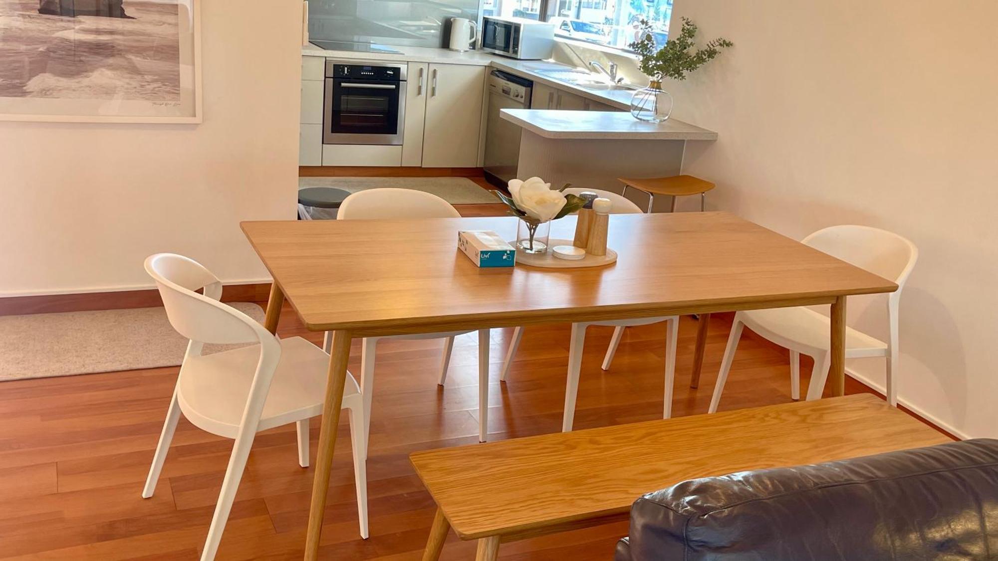 فندق ذا نوتيلوس نابيير المظهر الخارجي الصورة A dining room with a kitchen in the background