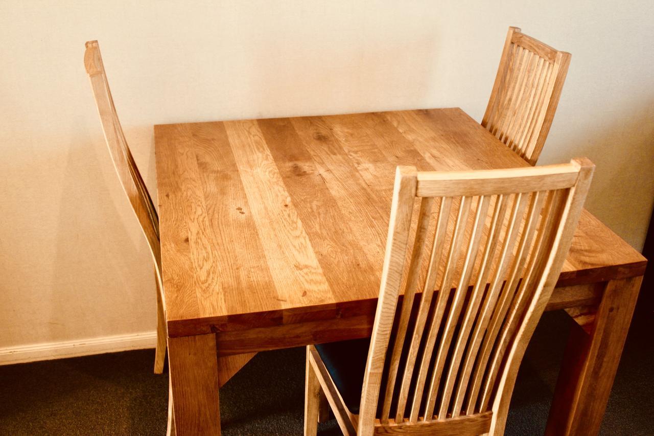 فندق ذا نوتيلوس نابيير المظهر الخارجي الصورة A dining table and chairs