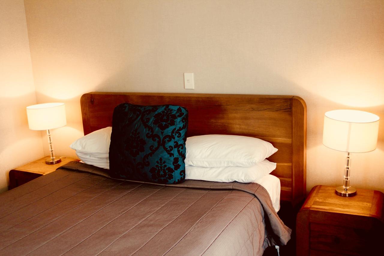 فندق ذا نوتيلوس نابيير المظهر الخارجي الصورة A bed with a pillow