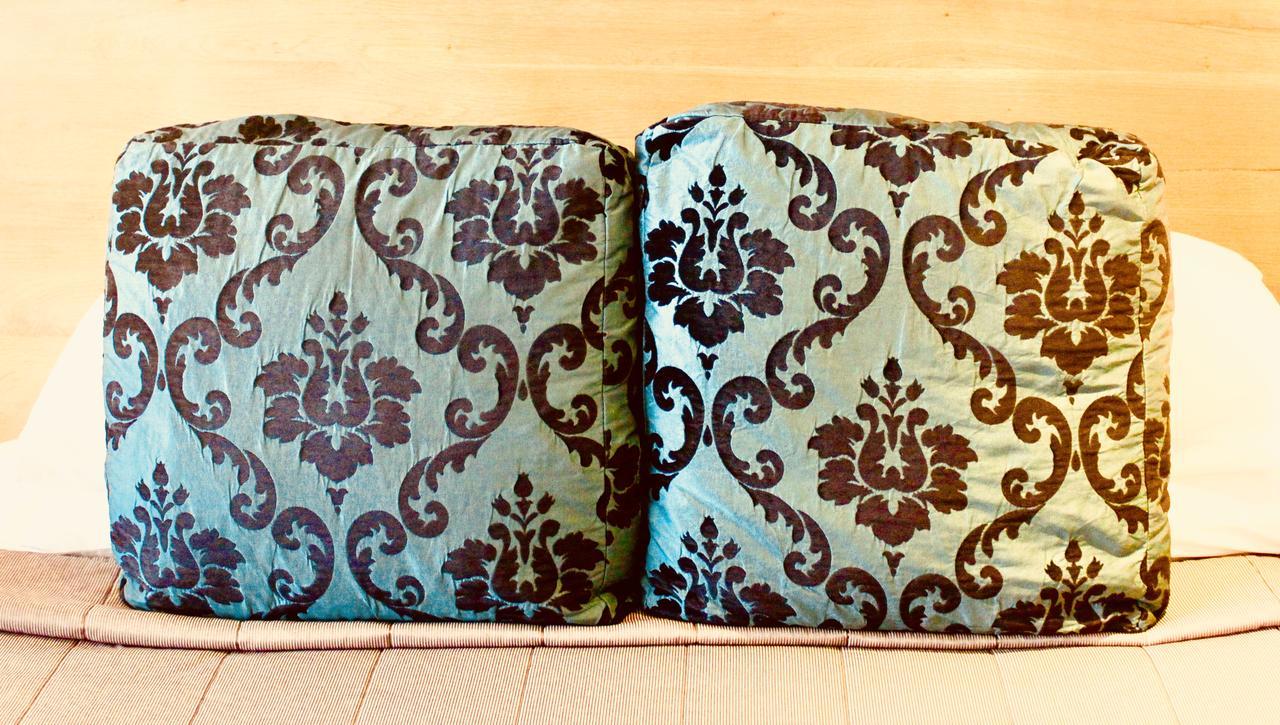 فندق ذا نوتيلوس نابيير المظهر الخارجي الصورة A pair of cushions