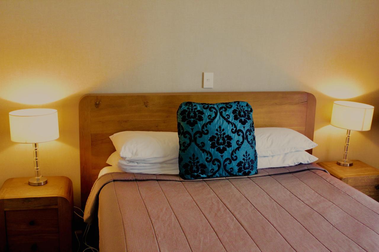 فندق ذا نوتيلوس نابيير المظهر الخارجي الصورة A bed with a pillow