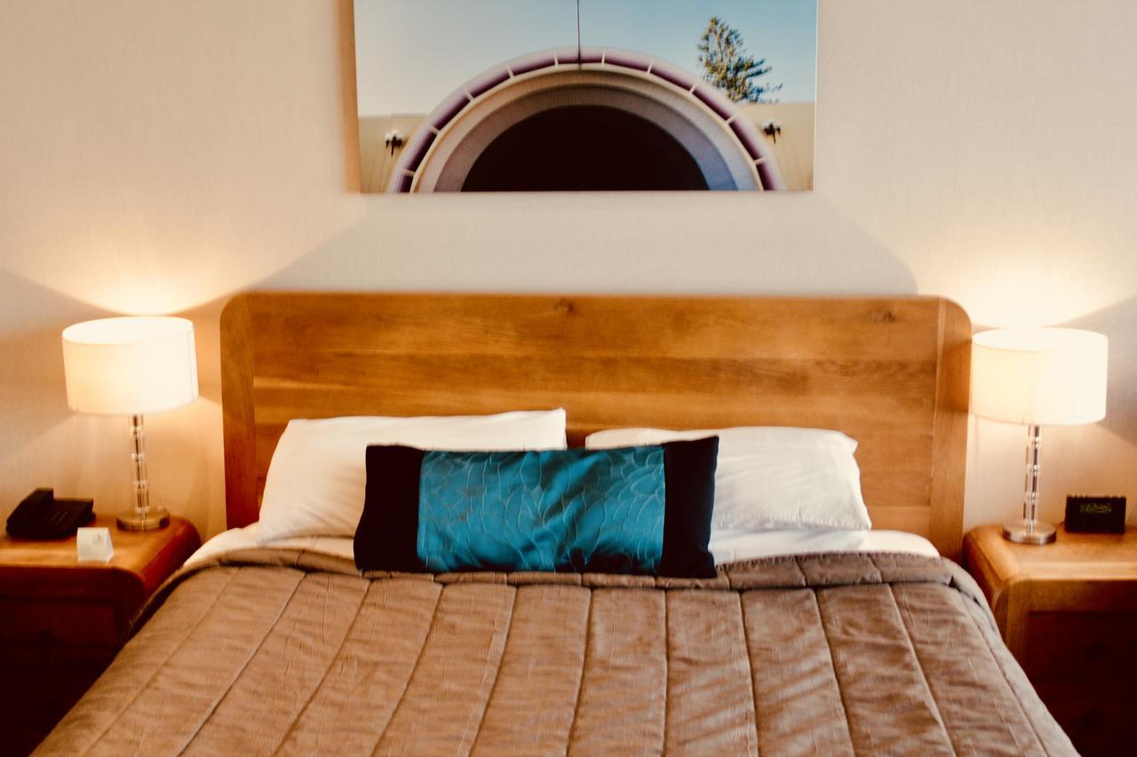 فندق ذا نوتيلوس نابيير المظهر الخارجي الصورة A bed with a throw pillow