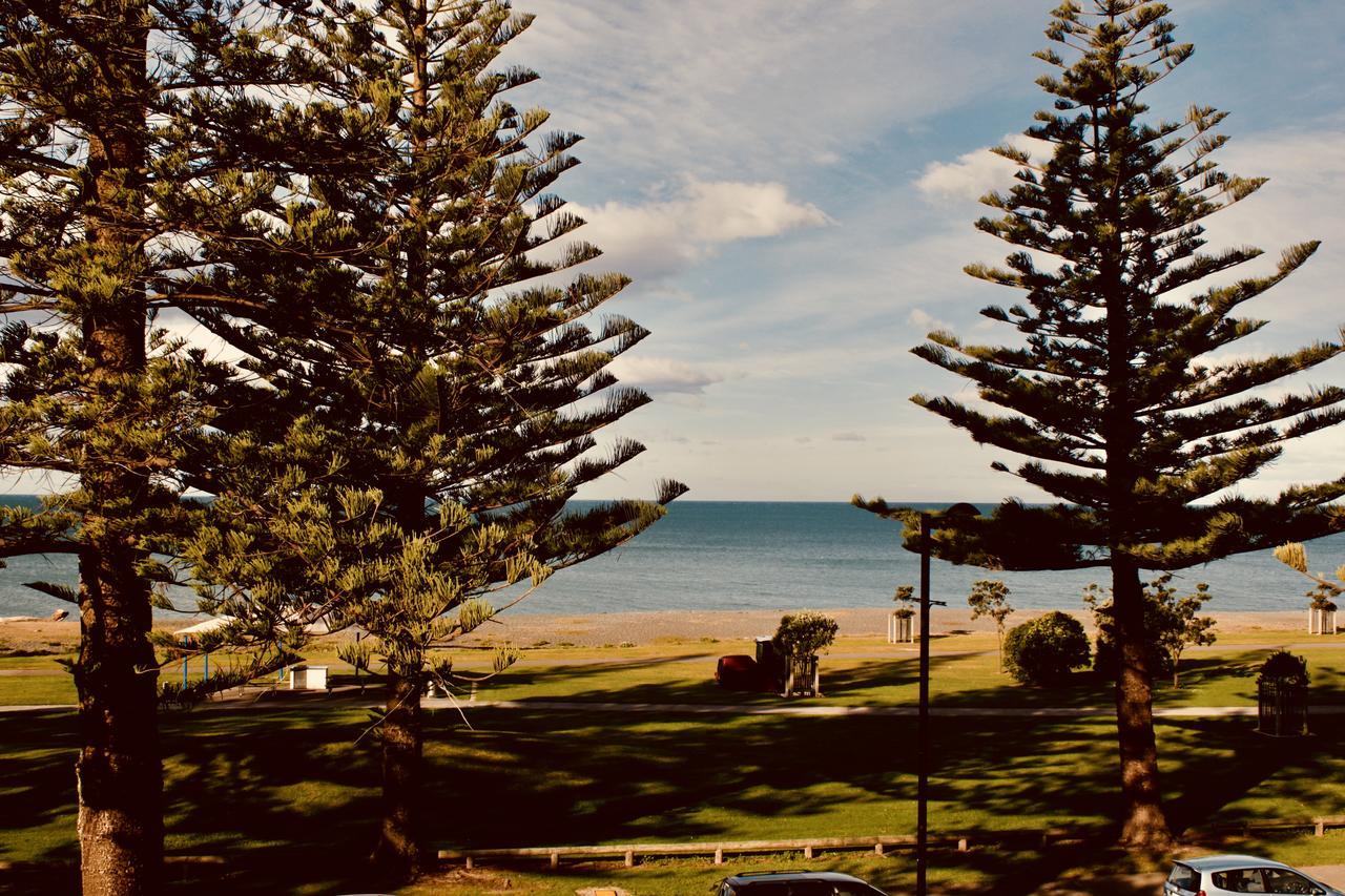 فندق ذا نوتيلوس نابيير المظهر الخارجي الصورة View of the beach from the main street