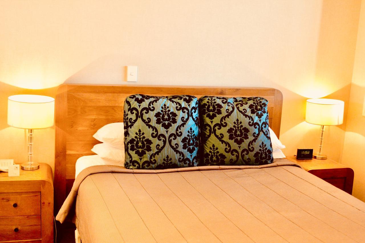 فندق ذا نوتيلوس نابيير المظهر الخارجي الصورة A bed with a decorative pillow