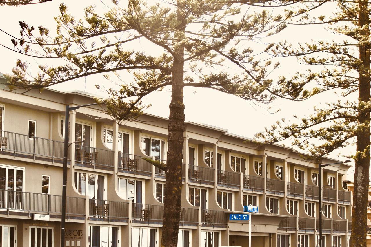 فندق ذا نوتيلوس نابيير المظهر الخارجي الصورة The 1960s apartment block at the northern end of the street